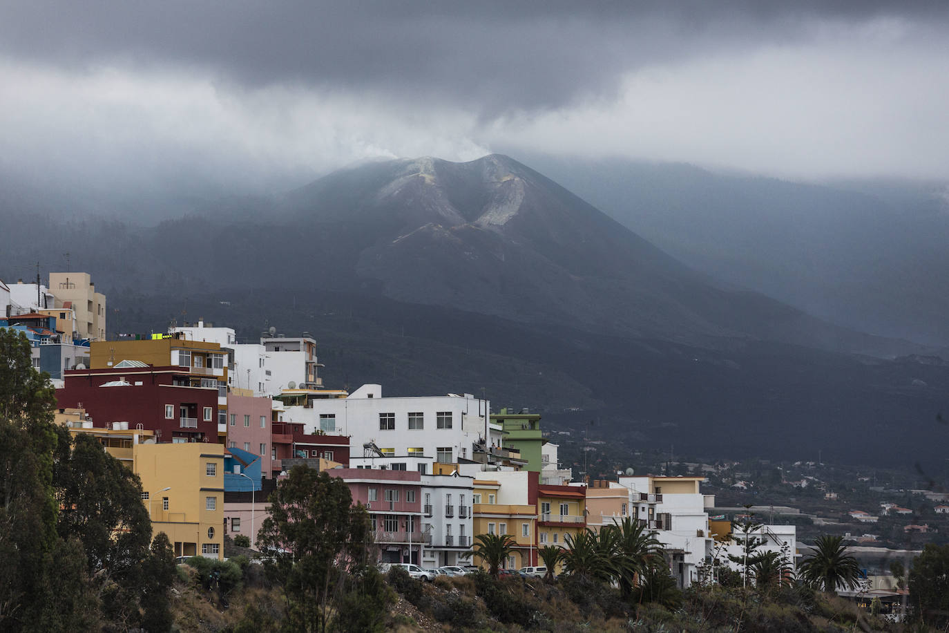 Vista del volcán de Cumbre Vieja desde la localidad de Los Llanos.