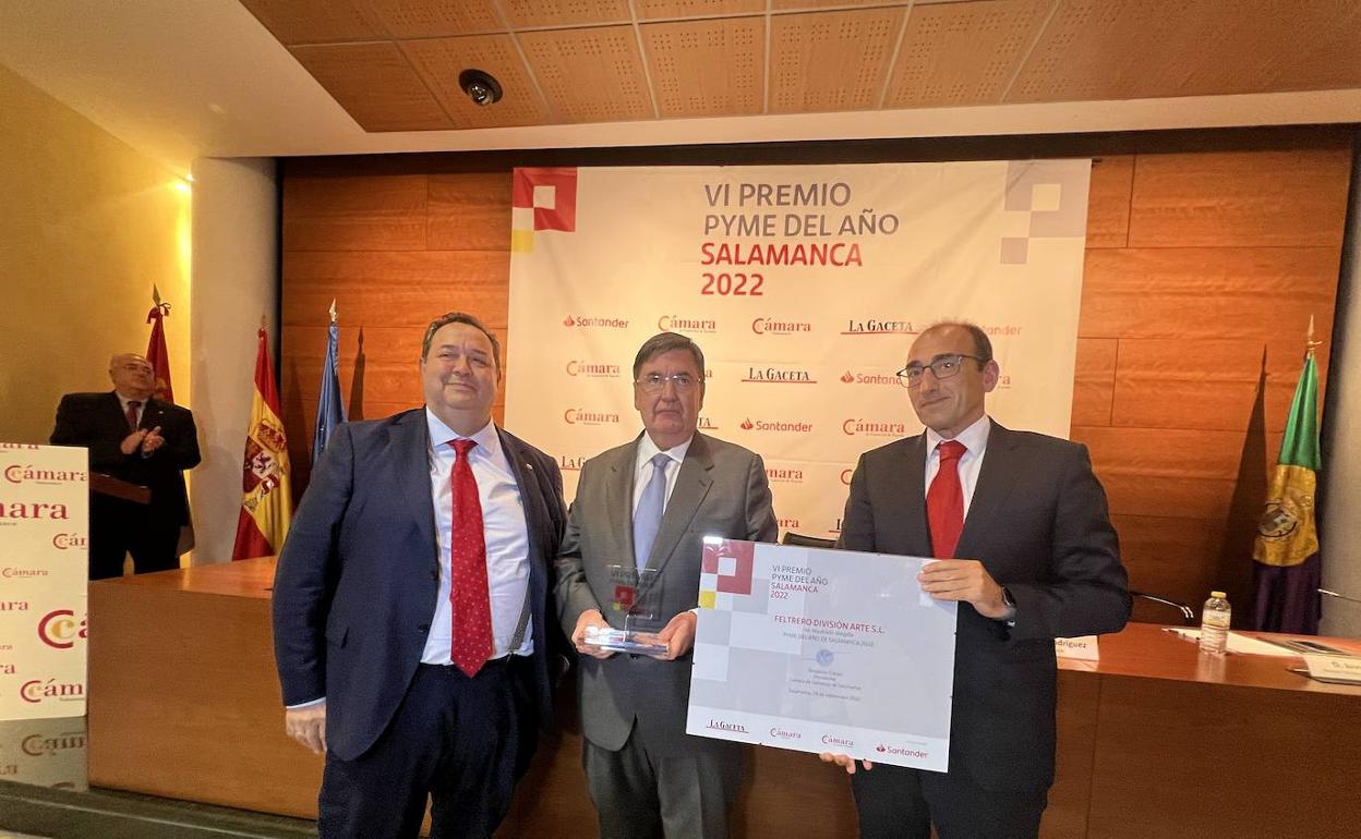 Juan Luis Feltrero, en el centro, recoge el premio en la Cámara de Comercio de Salamanca. 