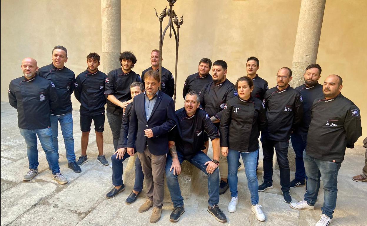 El cocnejal Fernando Castaño,, con los cocineros que participarán en el encuentro gastronómico.