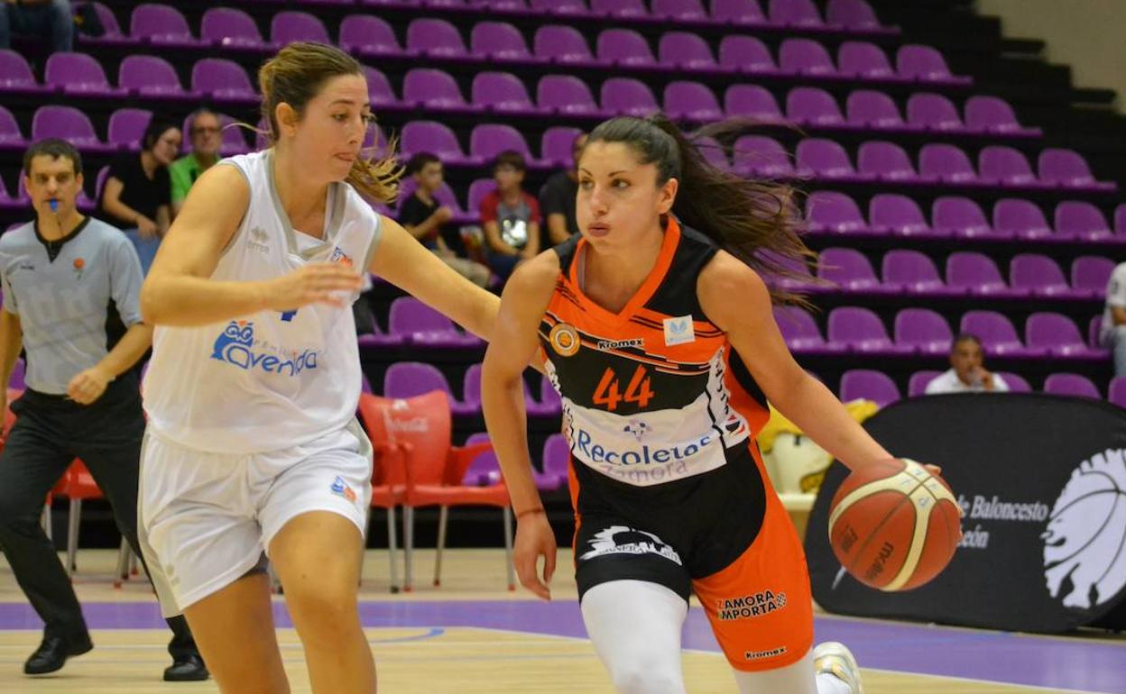 Leo Rodríguez defiende a Vicky Llorente. 