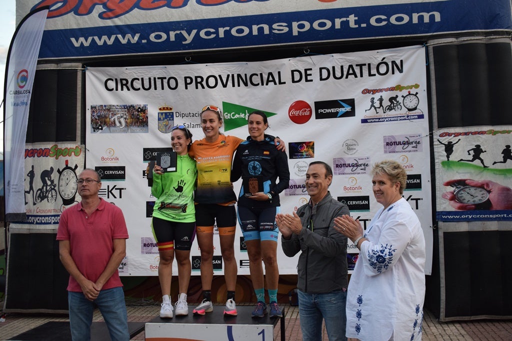 Imagen secundaria 2 - Óscar Herrero y Ester Rodríguez levantan el VI Duatlón Cross de Carbajosa