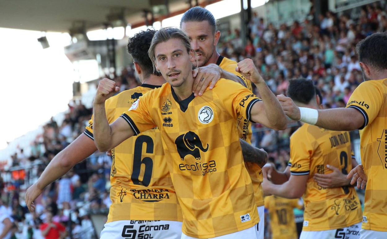 Beneit celebra su gol al Mérida. 