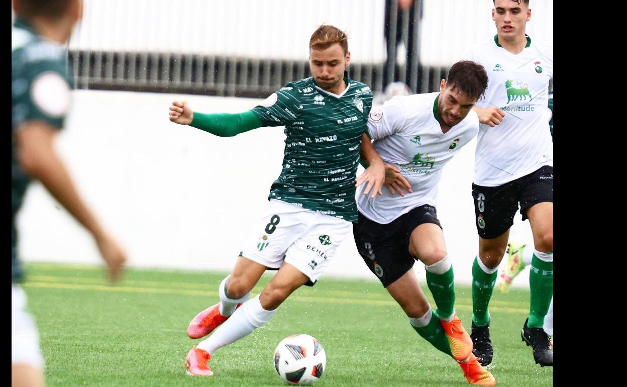 Carmona conduce el balón ante un rival. 