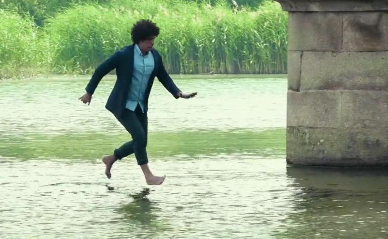 Fotograma del vídeo en el que el ilusionistas «camina» sobre el agua