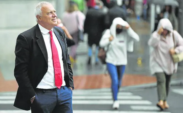 Nuccio Ordine, este lunes en las calles de Bilbao, antes de recibir el Premio Ad Honorem en la quinta edición de los Fair Saturday Awards./luis ángel gómez