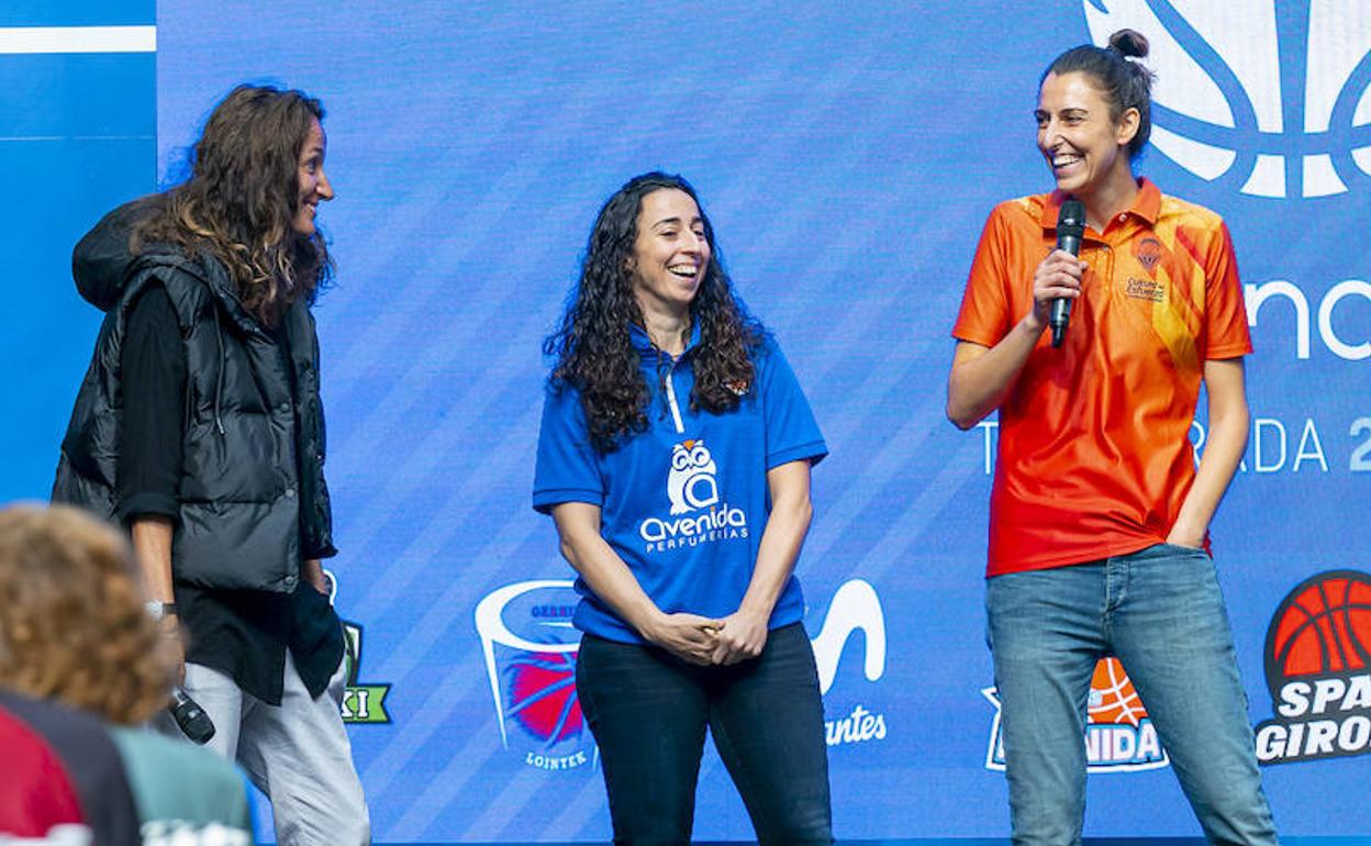 Silvia Domínguez, en el centro, junto a Laia Palau y Alba Torrens. 