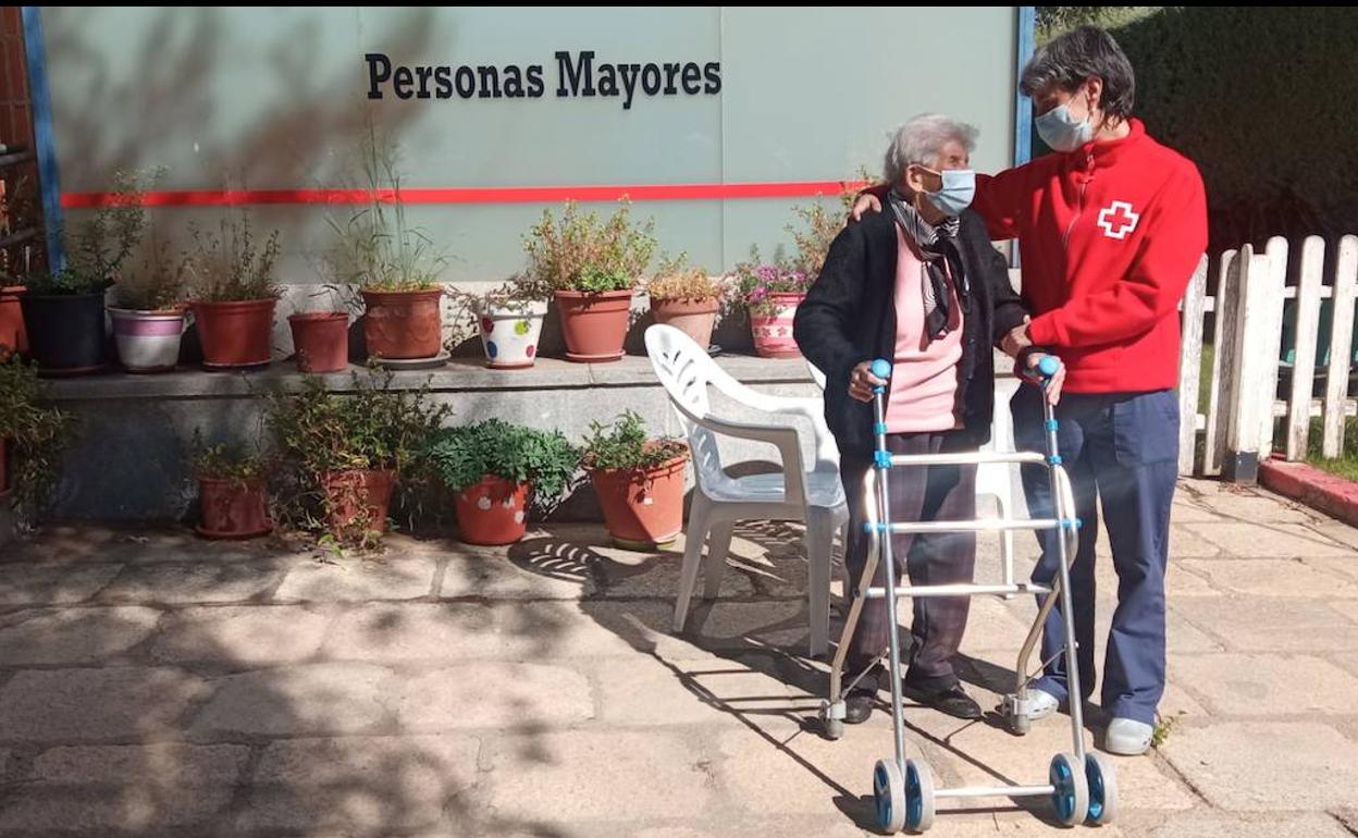 Pepa, de 101 años, en el centro entro de Estancias Diurnas de Cruz Roja en Salamanca.