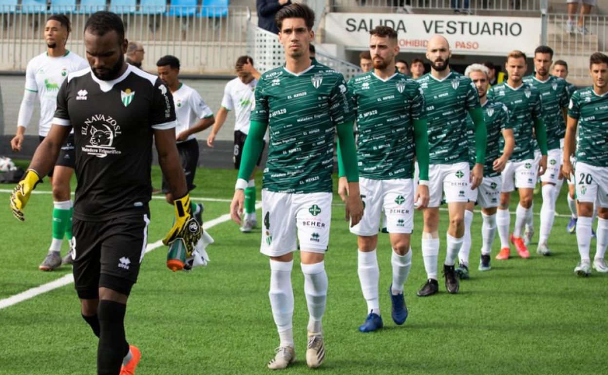 El meta del CD Guijuelo, Johan Guzmán, sale al campo junto a sus compañeros en el último partido liguero. 