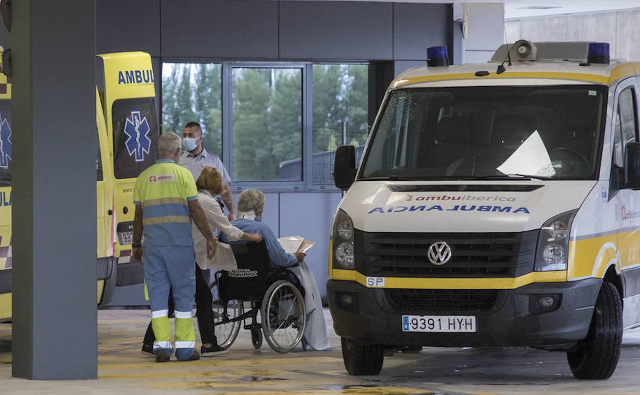 Pacientes llegando a un centro sanitario.