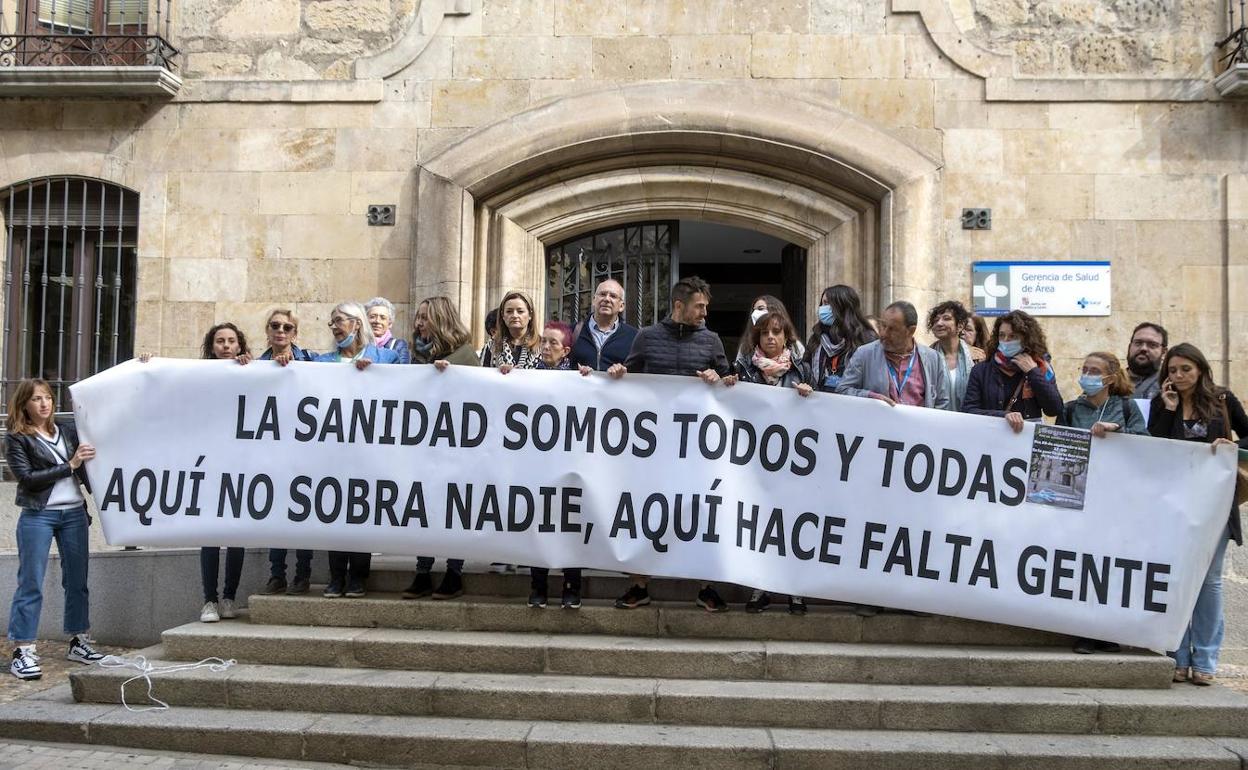 Funcionarios protestan ante la delegación territorial de Sanidad.
