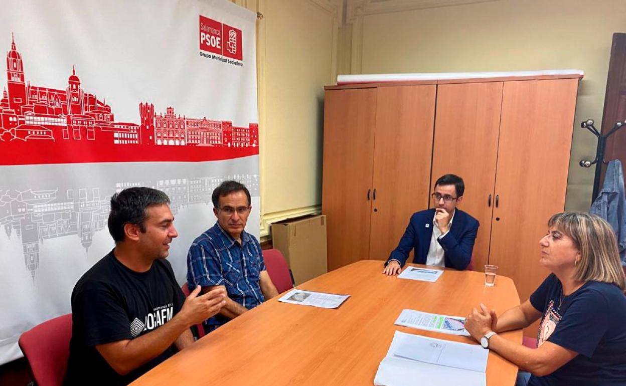 Un momento de la reunión José Luis Mateos y María García con los miembros de OSAE. 