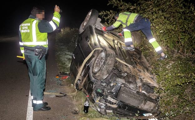 Imagen principal - Imágenes del accidente entre Villasrubias y Robleda.