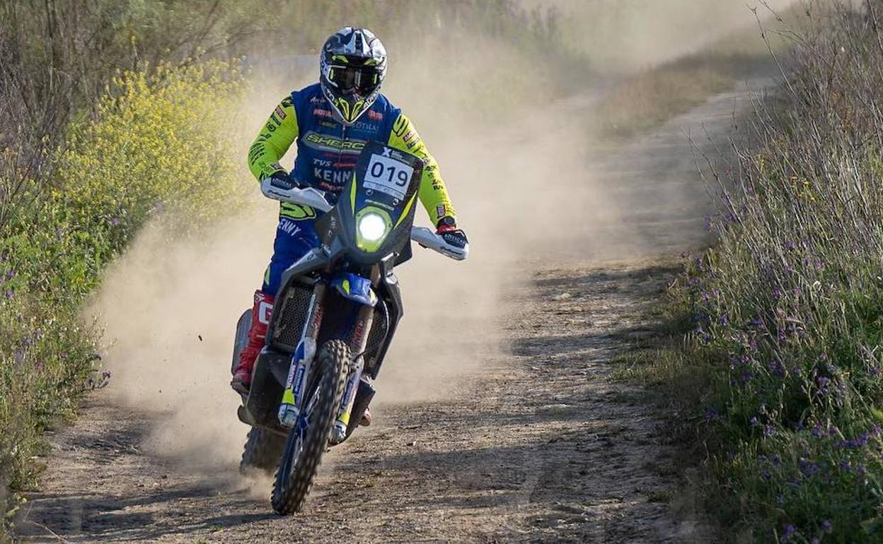 Lorenzo Santolino, durante una competición con su moto Sherco. 