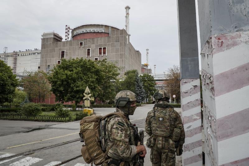 Dos soldados rusos custodian el perímetro de la central de Zaporiyia