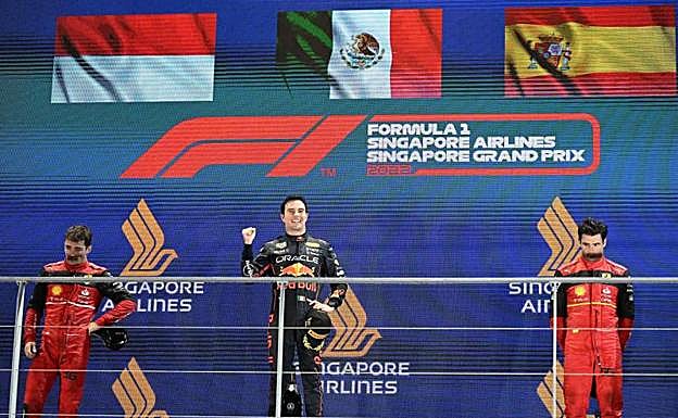 'Checo' Pérez se agiganta bajo los focos de Singapur