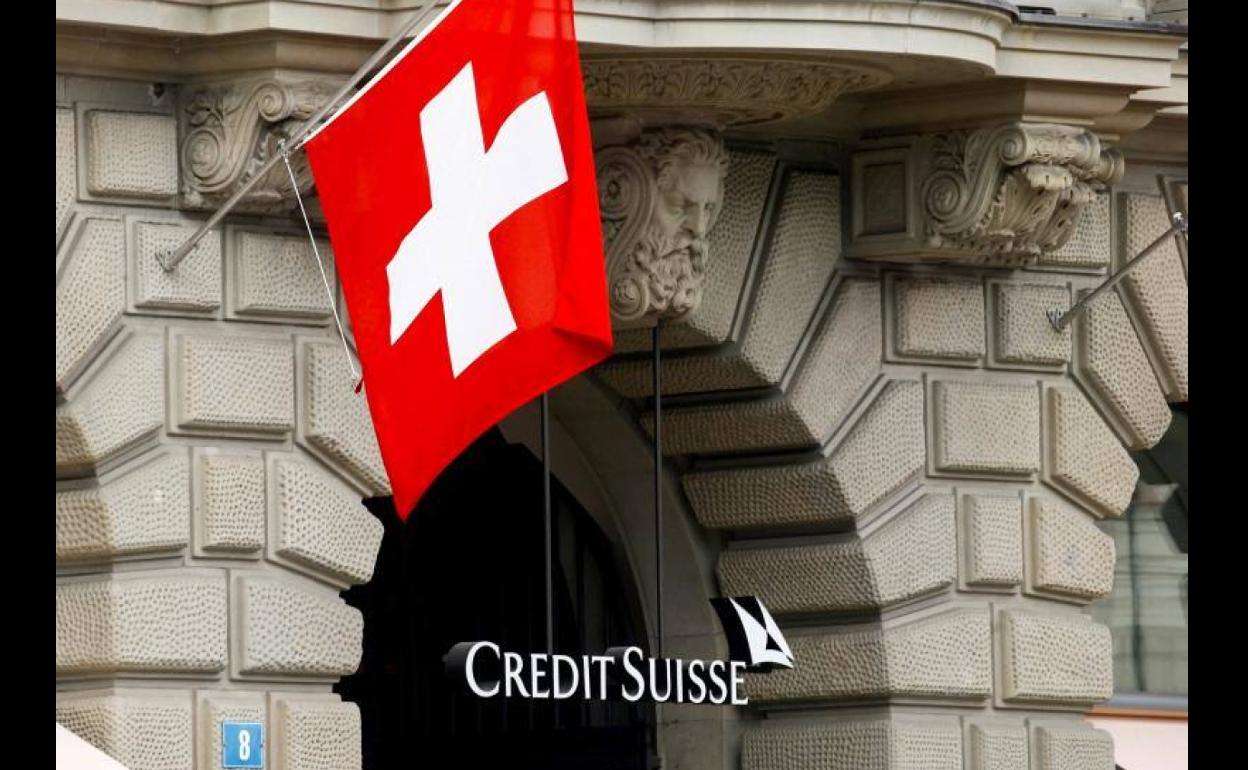 Credit Suisse, en la cuerda floja, amenaza con tambalear el sistema financiero