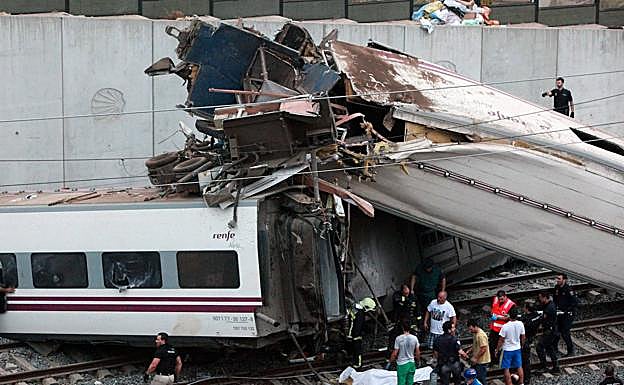 Imagen principal - El Alvia accidentado en Angrois.