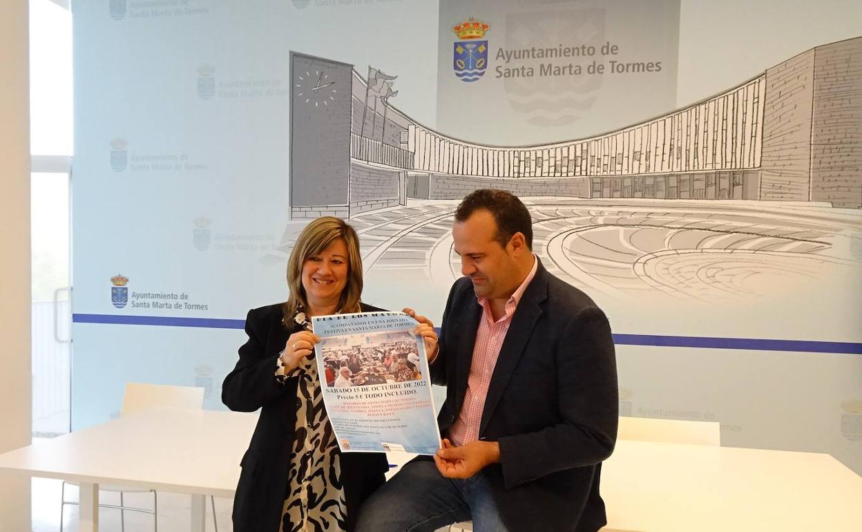 La concejala de Mayores, Esther Casado, y el primer edil, David Mingo, sostienen el cartel anunciador. 