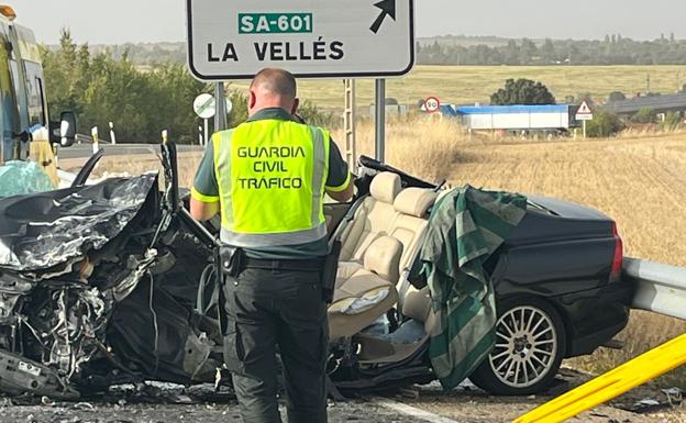 Herida en un violento choque frontal entre un camión y un turismo