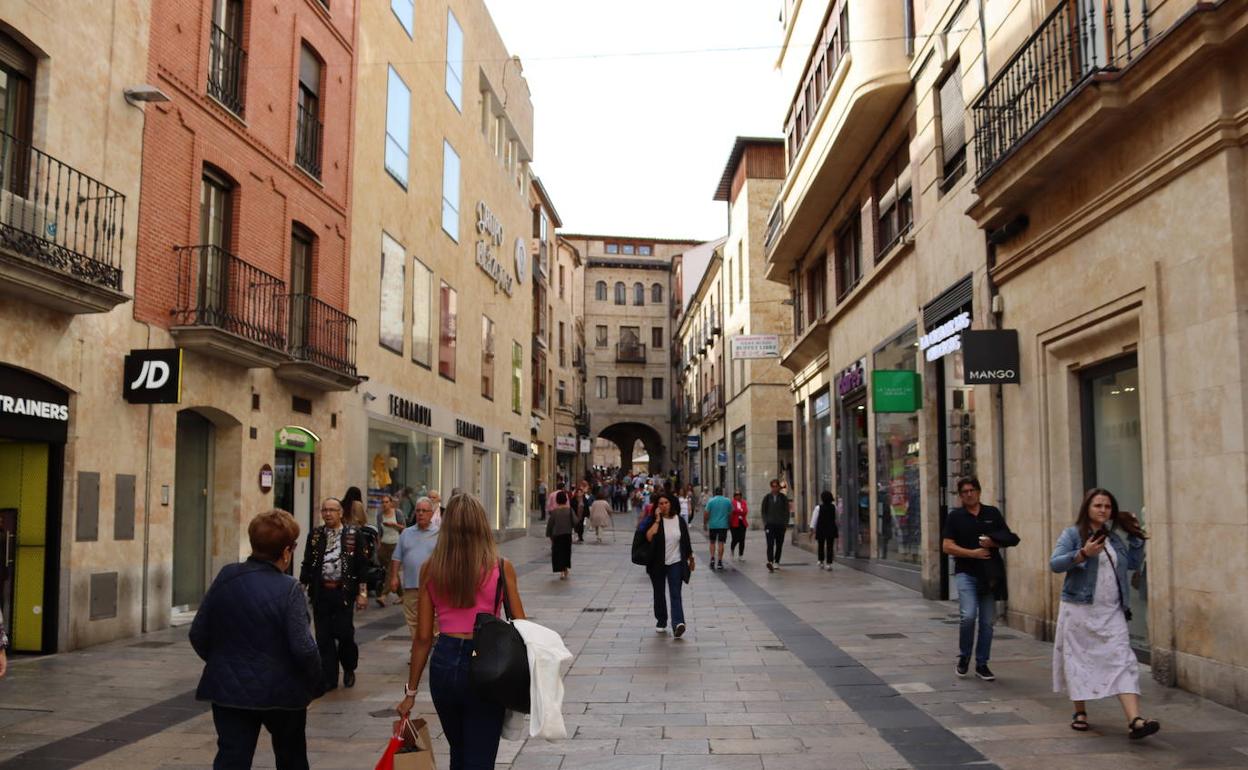 Peatones en el centro de Salamanca. 
