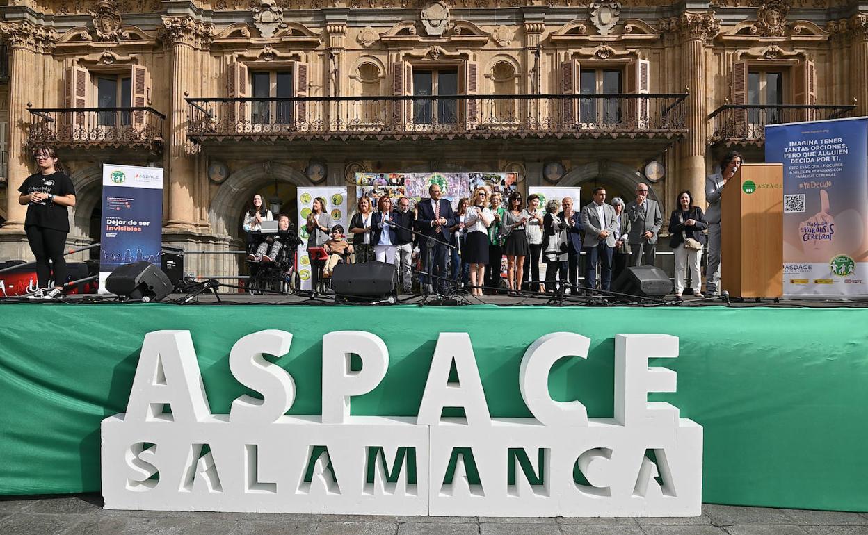 Acto organizado en la Plaza Mayor por la asociación Aspace Salamanca con motivo del Día Mundial de la Parálisis Cerebral. 