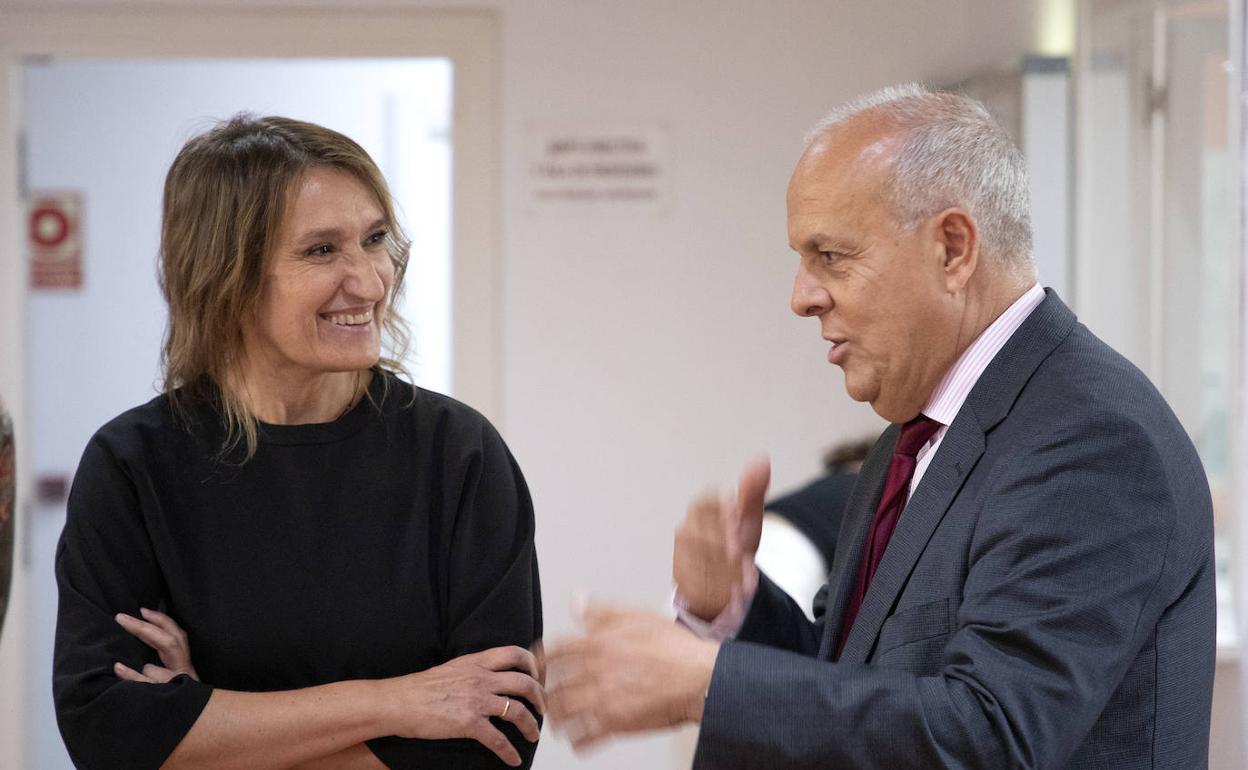 Rocío Lucas, junto al director provincial de Educación de Salamanca Ángel Miguel Morín.