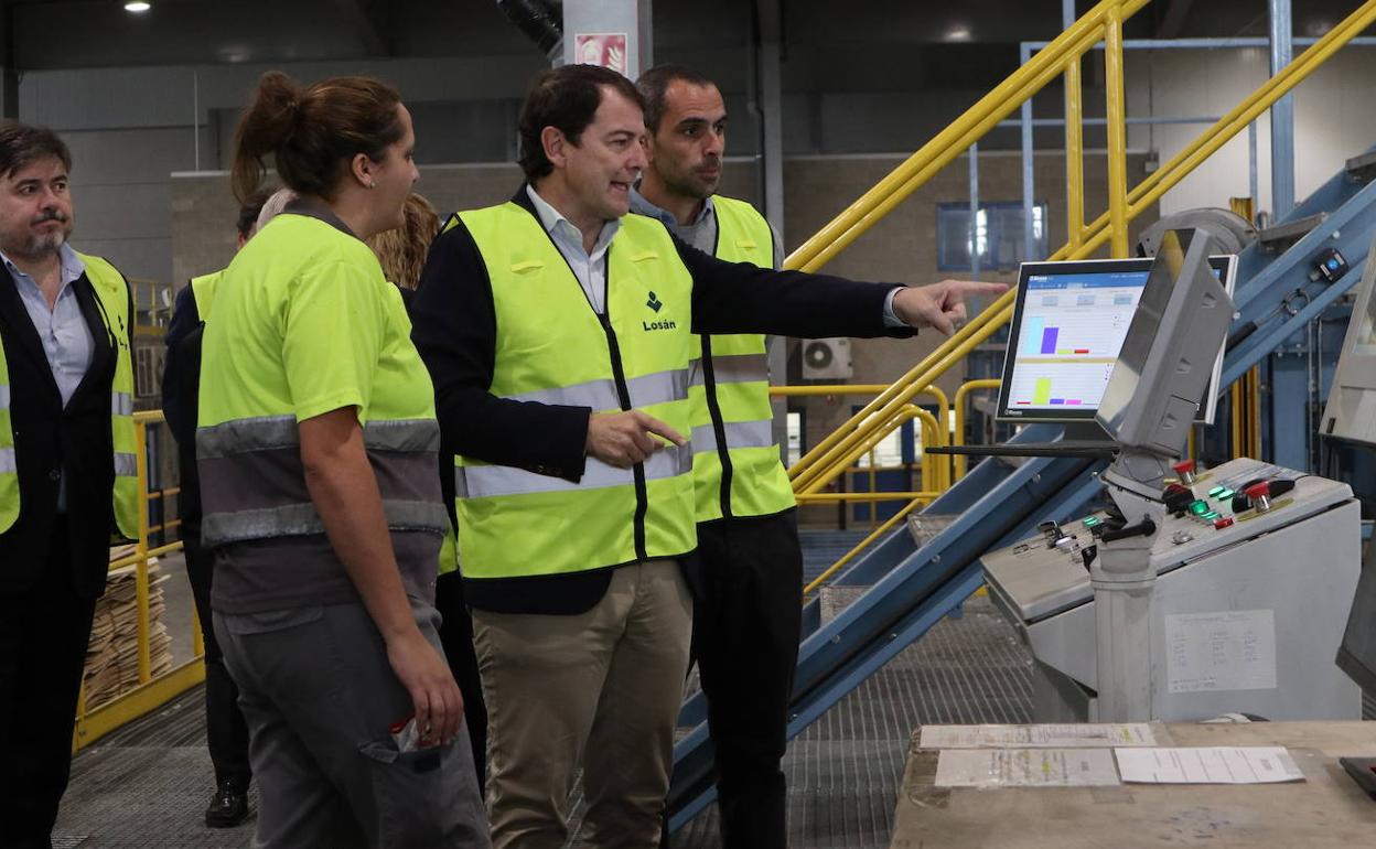 El presidente de la Junta, Alfonso Fernández Mañueco, en su visita a una fábrica. 