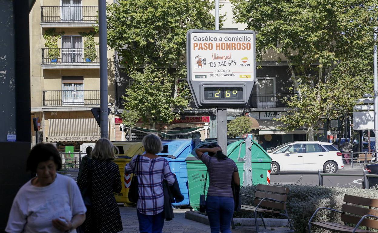 Un termómetro marca 26 grados en la capital salmantina. 