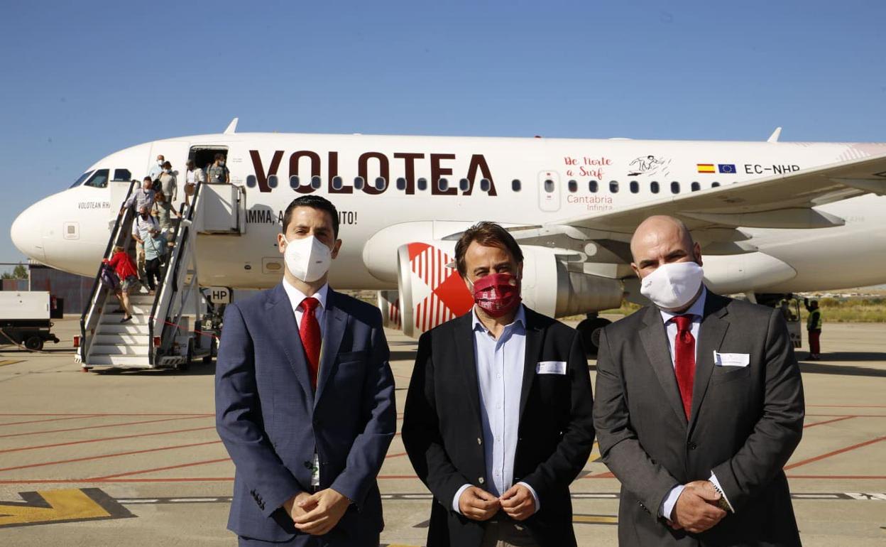 El concejal de Turismo (centro) con el representante de Volotea y el director del aeropuerto de Matacán. 