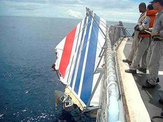 La Marina brasileña recoge trozos del avión siniestrado en el Océano Atlántico, en una imagen de 2009.