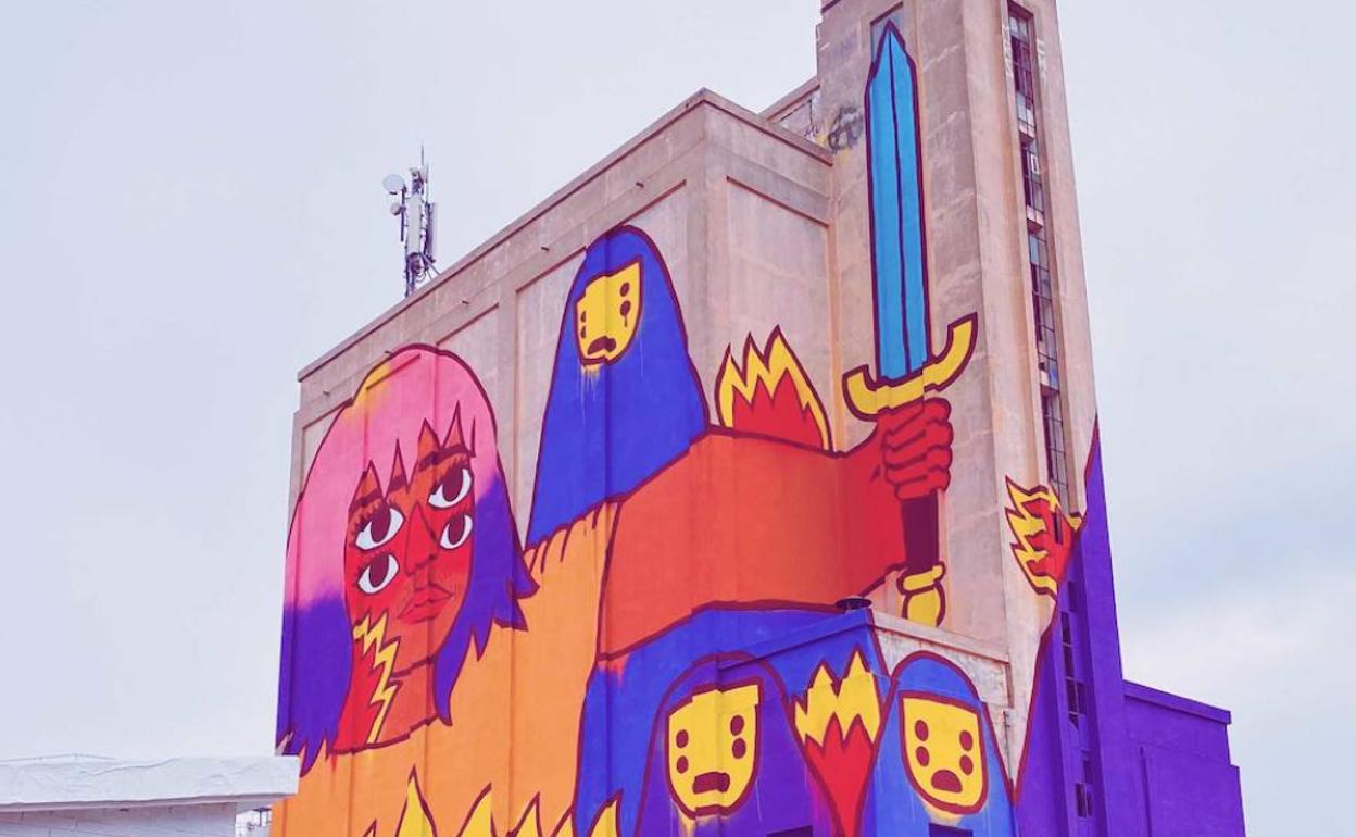 Ricardo Cavolo, con varias de sus obras. 