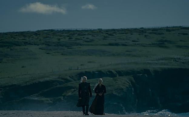 Fotograma del primer capítulo de La casa del dragón, serie basada en los libros de G. R. R. Martin. 