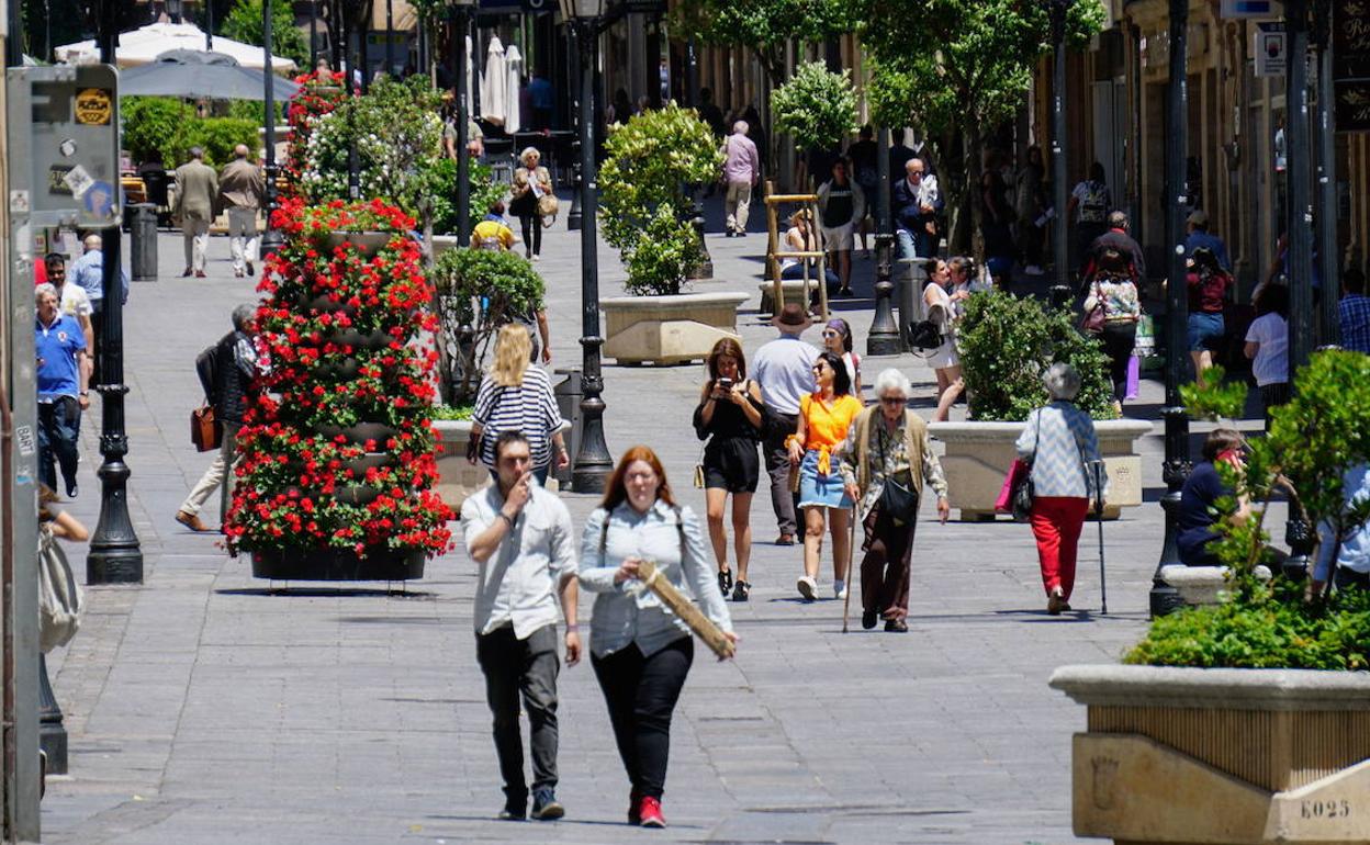 Vecinos de Salamanca en la céntrica calle Zamora. 