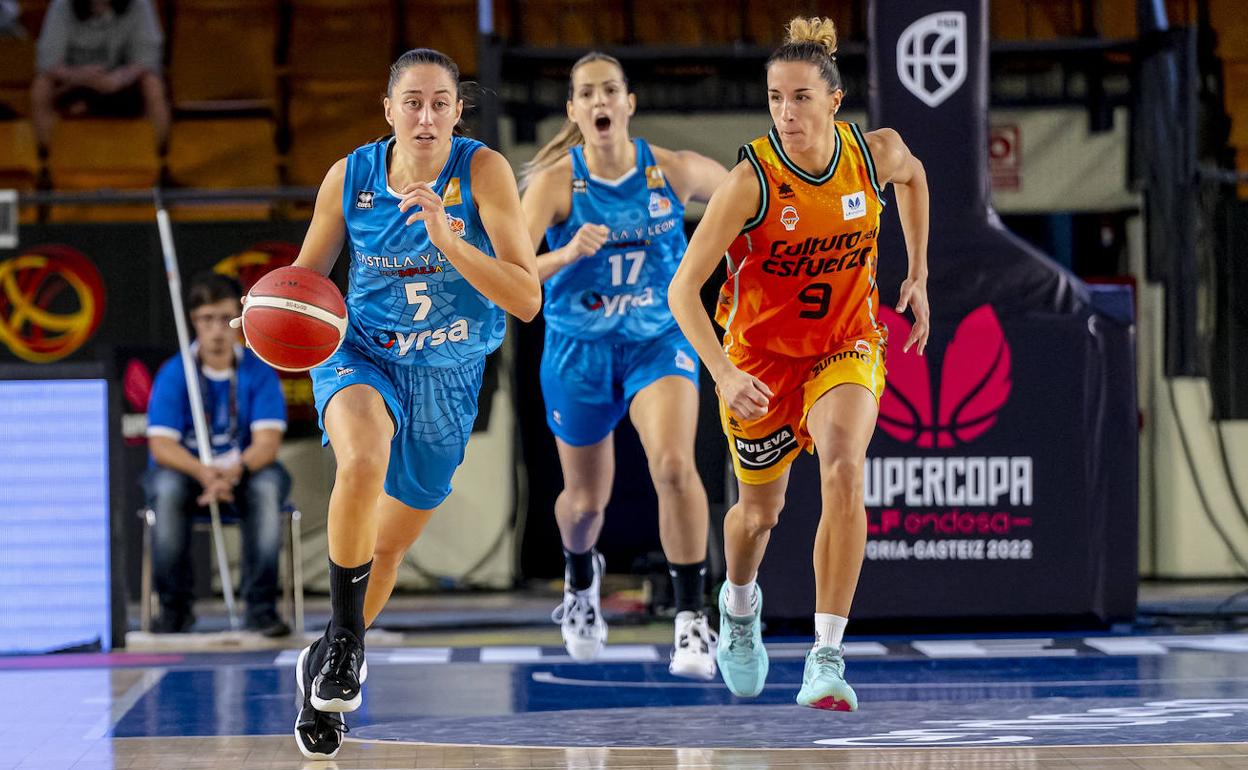 Maite Cazorla, durante la Supercopa, perseguida por Queralt Casas. 