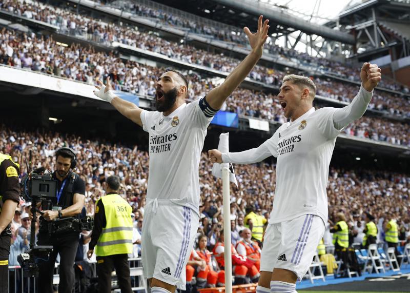 Benzema celebra junto a Fede Valverde su gol en el clásico.