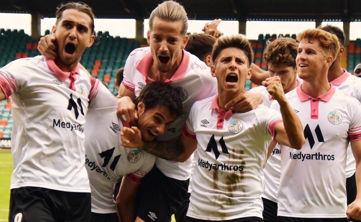 Los jugadores del Salamanca UDS celebran uno de los goles del domingo en el Helmántico. 