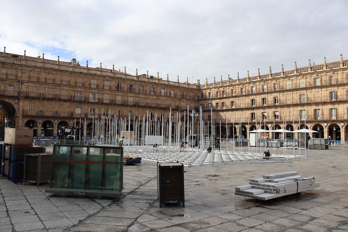 Fotos: Montaje de la Feria del Libro Antiguo y de Ocasión