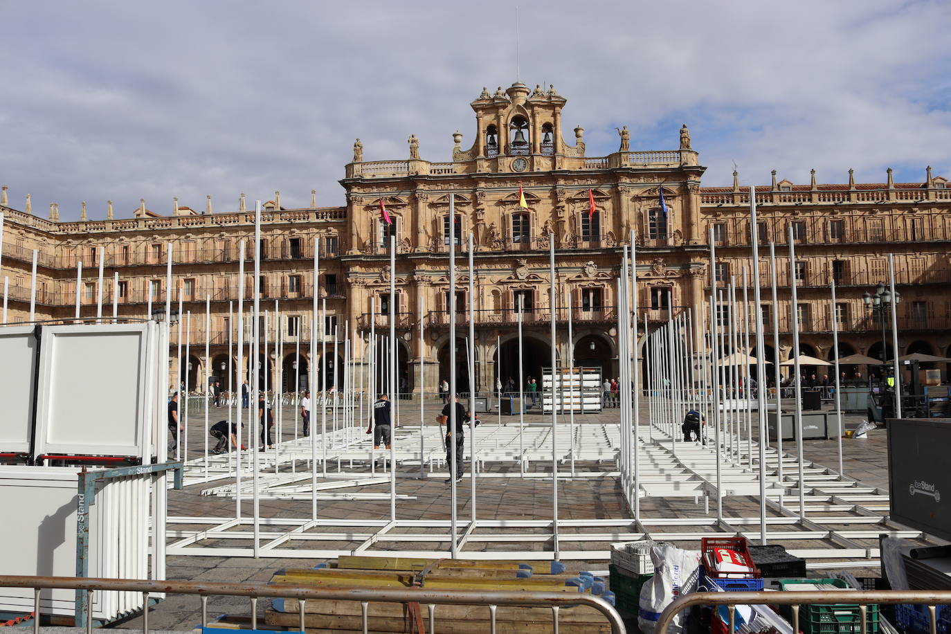 Fotos: Montaje de la Feria del Libro Antiguo y de Ocasión