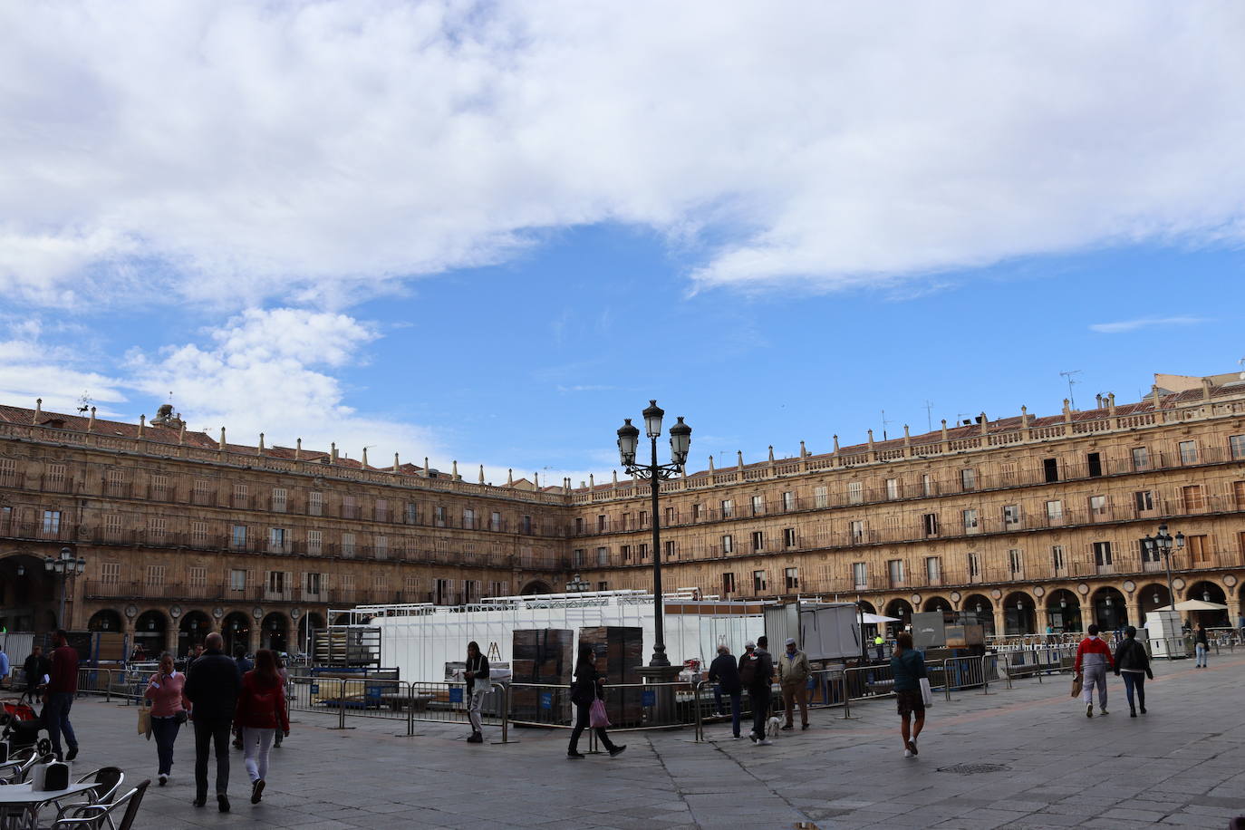 Fotos: Montaje de la Feria del Libro Antiguo y de Ocasión