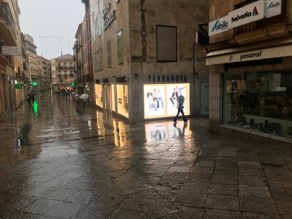 Imágenes de lluvia en la ciudad este miércoles. 