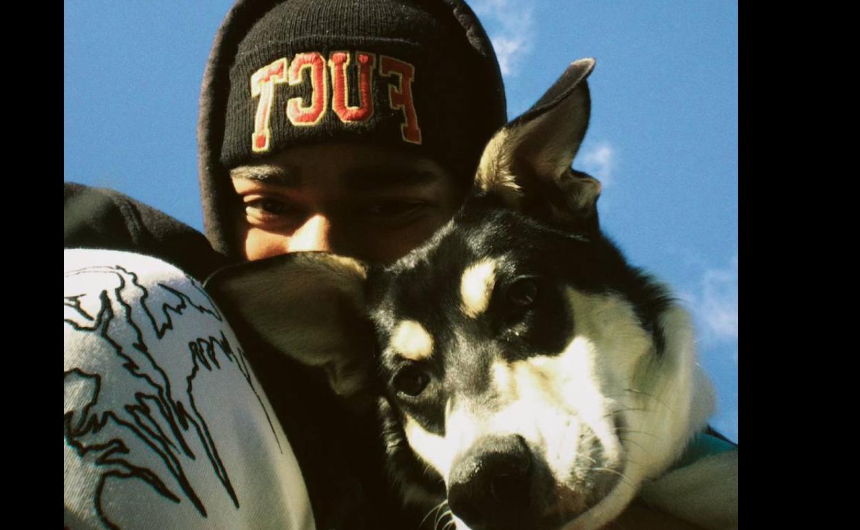 Óscar Ike, junto a su perra Luna. 