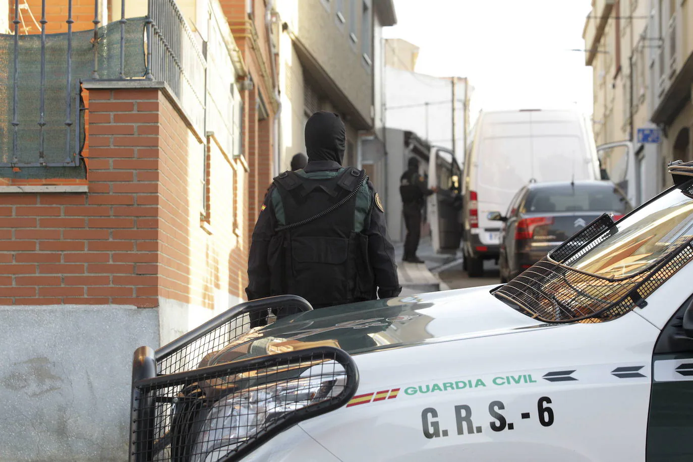 Agentes de la Guardia Civil en un suceso en una calle del barrio de Pizarrales. 