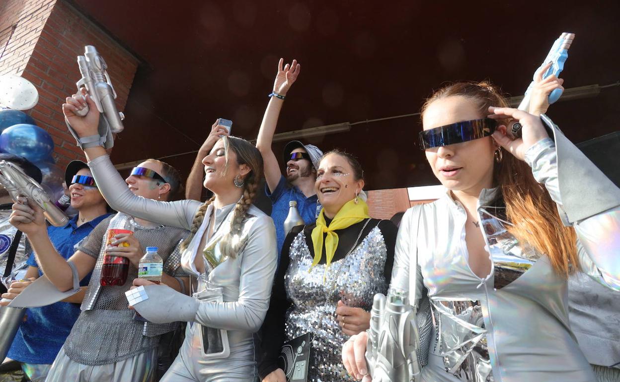 Estudiantes de Medicina celebran las fiestas de su facultad. 