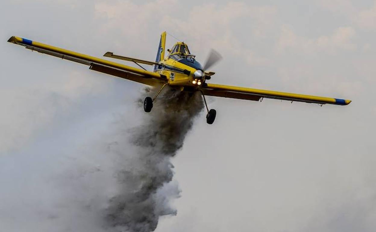 Imagen de archivo de una avioneta de extinción de incendios. 