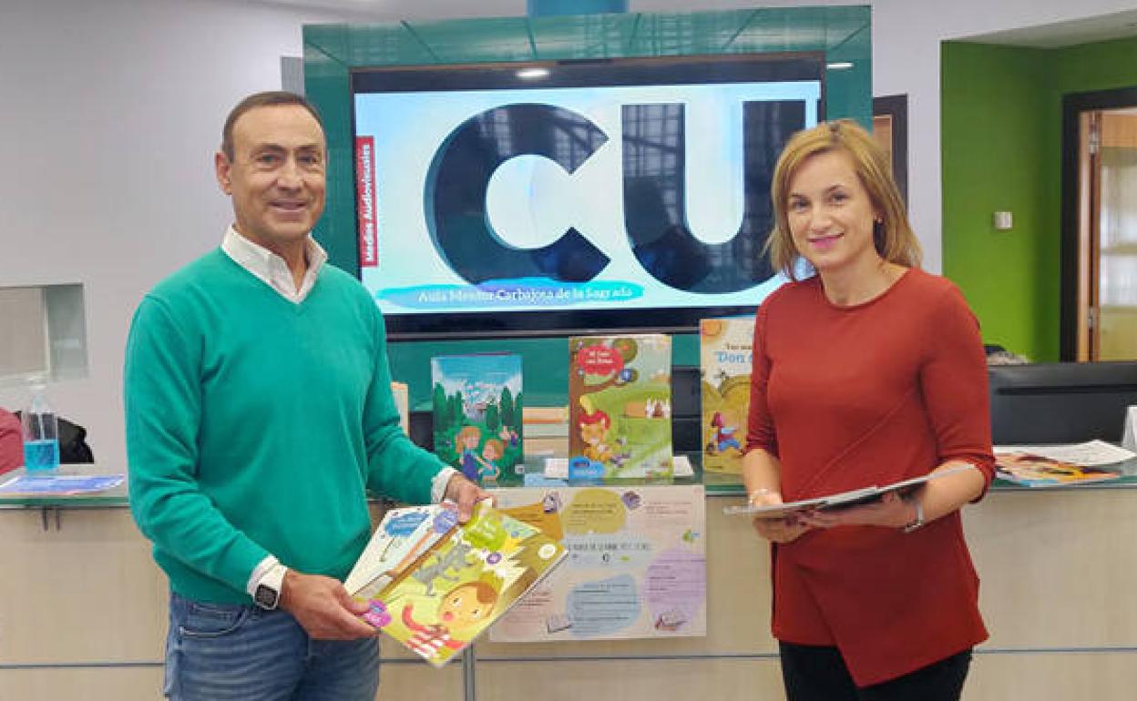 Pedro Samuel Martín, alcalde de Carbajosa, y Teresa Sánchez, concejala de Cultura, presentan la 'Semana de la Biblioteca'. 