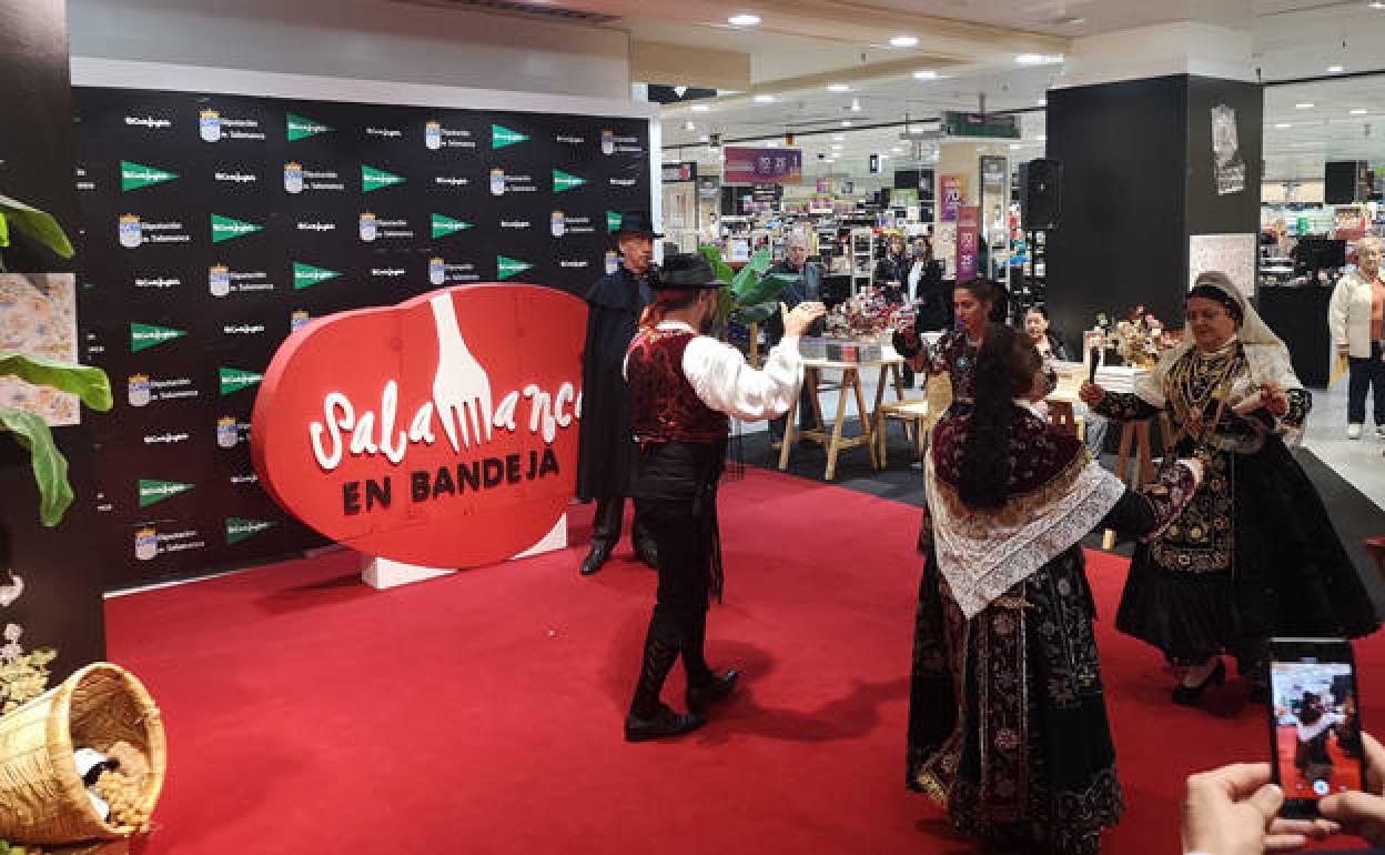 El folklore salmantino no faltó en la inauguración de la Feria de Salamanca. 