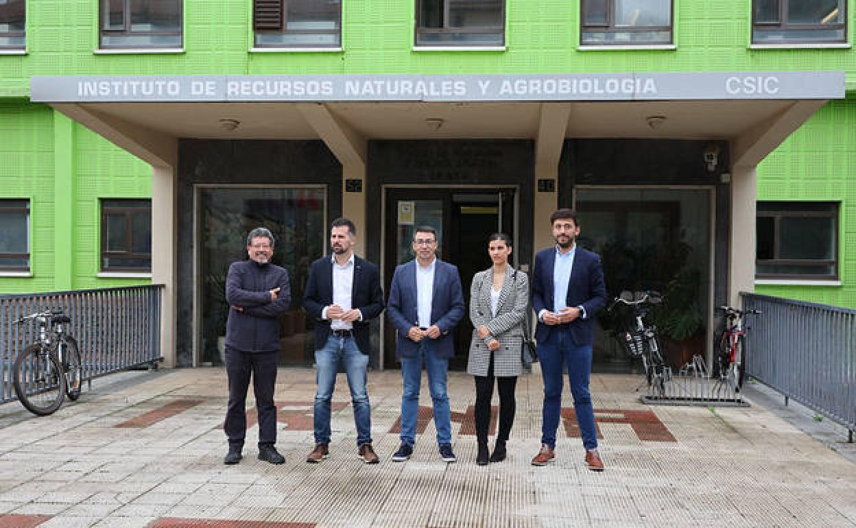 Luis Tudanca tras su visita al Instituto de Recursos Naturales y Agrobiología, en Salamanca. 