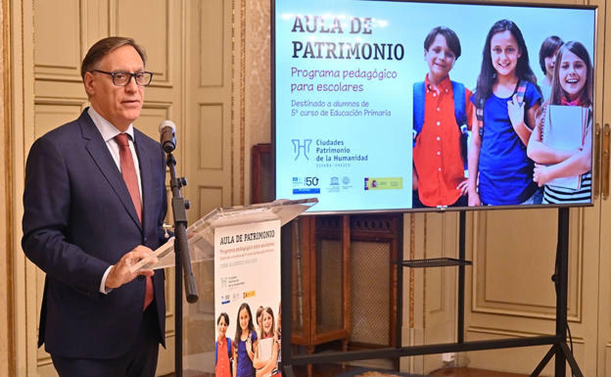 Carlos García Carbayo, alcalde de Salamanca, en la presentación del Certamen pedagógico 'Aula Patrimonio'.