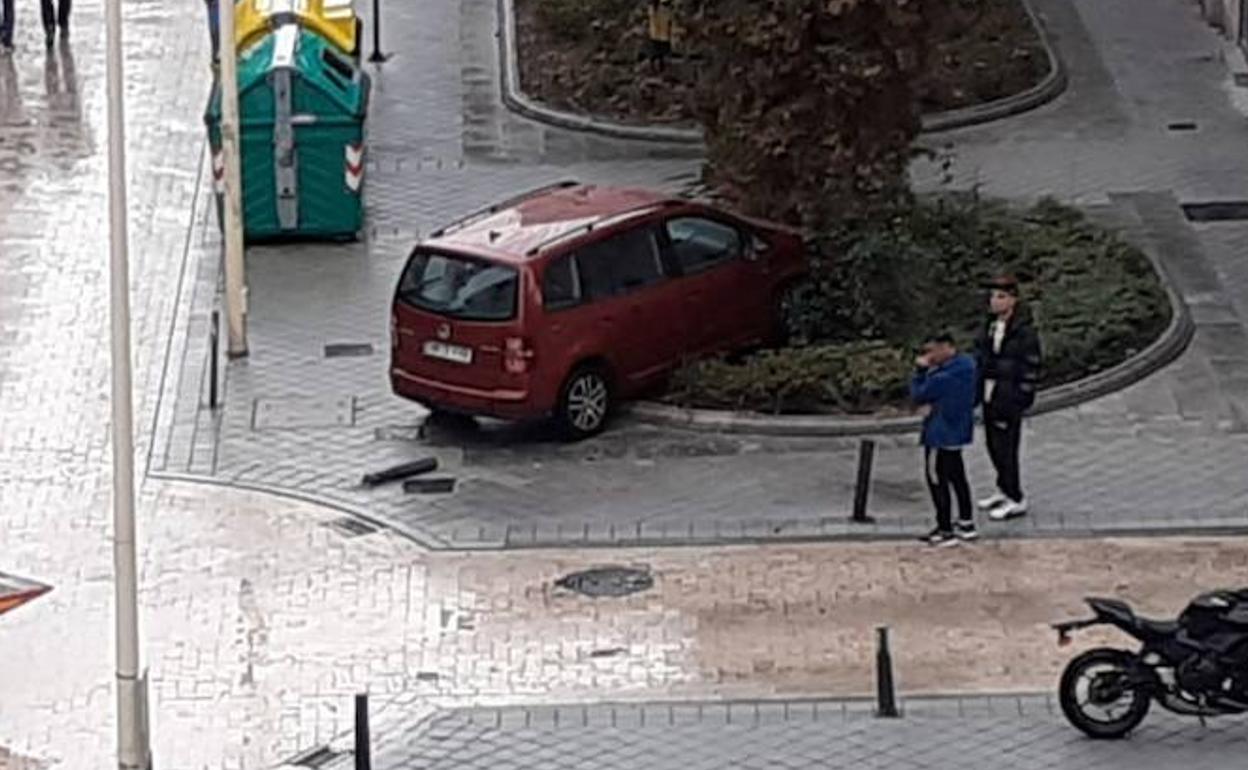 El coche que ha acabado en una zona verde tras el impacto.