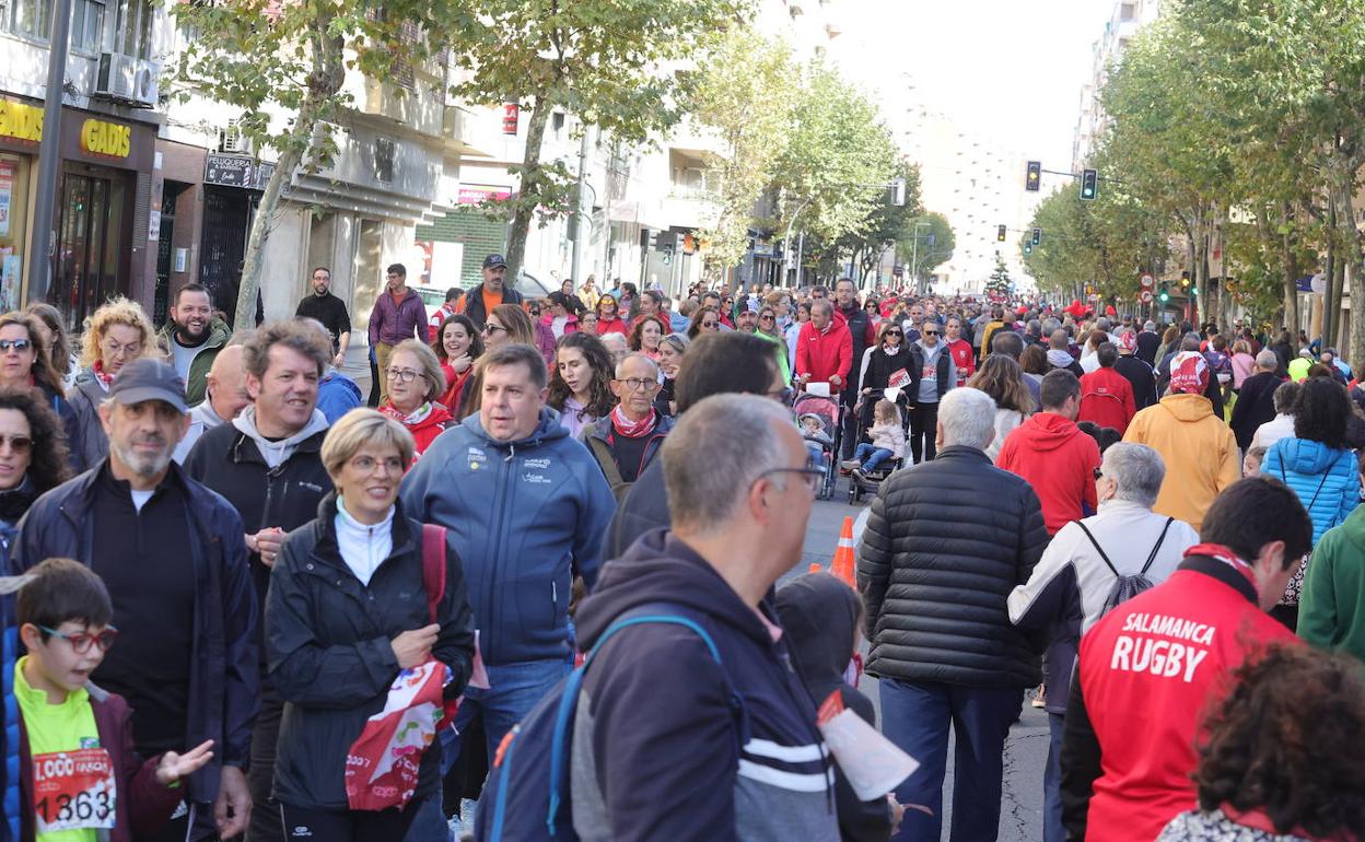 Asistentes a la carrera participativa de los Mil Pasos en Salamanca. 